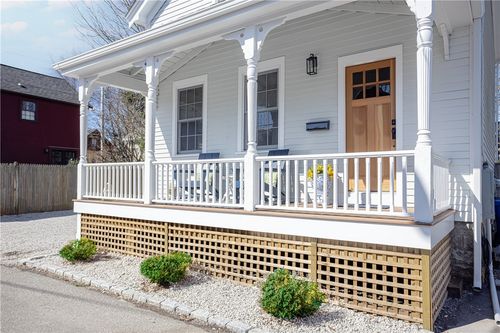 4 Gladding Ct, Newport, RI, 02840-1906 | Card Image