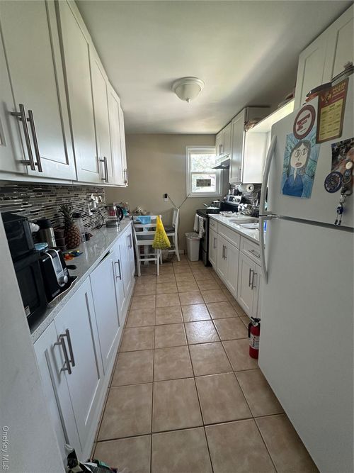 92 Leonard Ave, Freeport, NY, 11520-1657 | Card Image