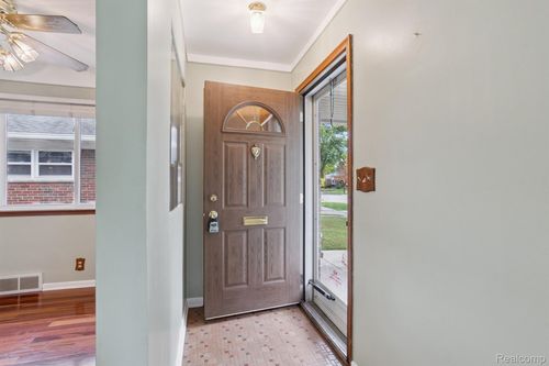 7868 Robinson Ave, Allen Park, MI, 48101-2287 | Card Image