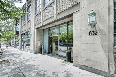 2410 - 832 Bay St, Condo with 3 bedrooms, 2 bathrooms and 1 parking in Toronto ON | Image 2