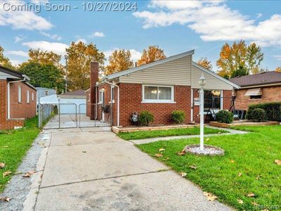 4984 Mckinley Street, Home with 3 bedrooms, 1 bathrooms and null parking in Dearborn Heights MI | Image 2