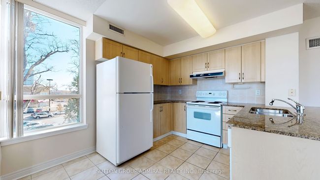 204 - 60 Disera Dr, Condo with 2 bedrooms, 2 bathrooms and null parking in Vaughan ON | Image 14