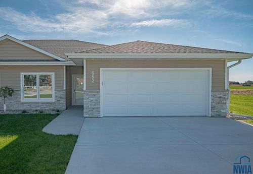 652 Likuwanta Dr, Dakota City, NE, 68731-3020 | Card Image