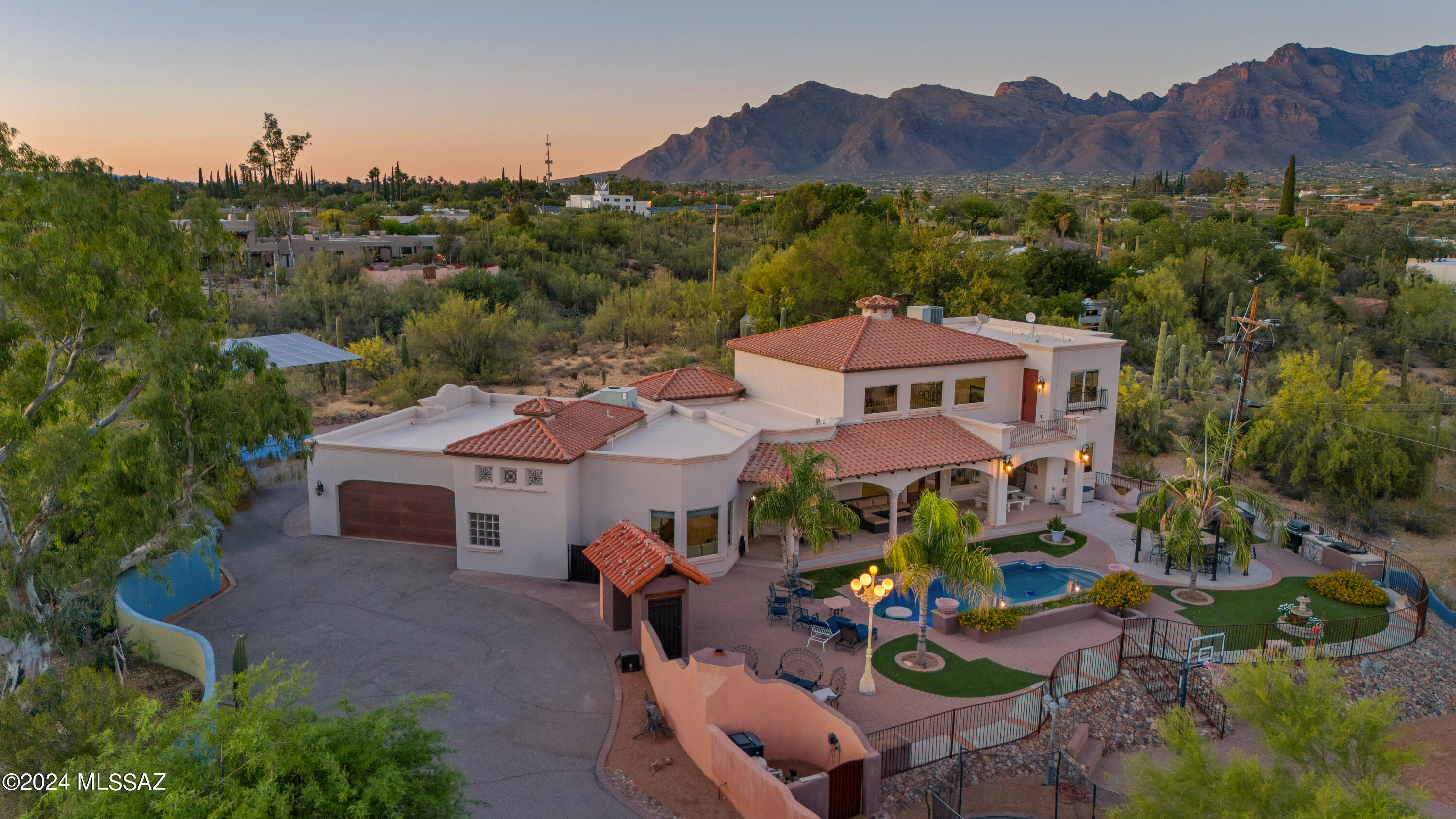 Cresta Loma Dr, Tucson, AZ 85704