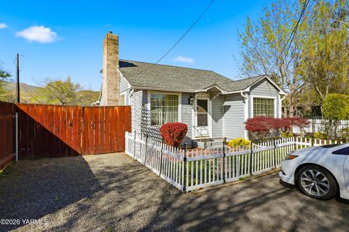 211 E 2nd St, Naches, WA, 98937-8817 | Card Image