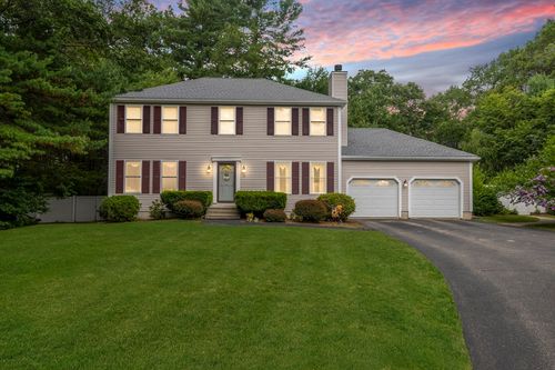 16 Grey Squirrel Cir, Medway, MA, 02053-2289 | Card Image