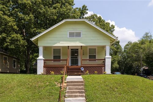 3220 E 68th St, Kansas City, MO, 64132-3028 | Card Image