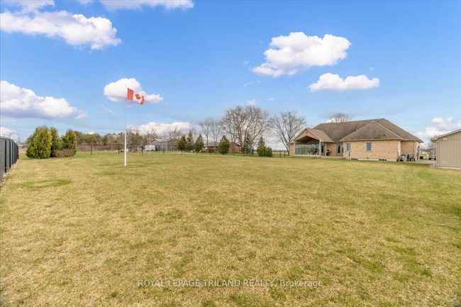 9416 Hickory Dr, House other with 3 bedrooms, 4 bathrooms and 10 parking in Strathroy ON | Image 38