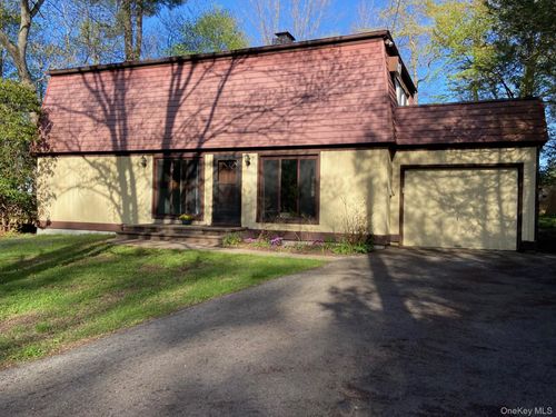 18 Ridge Rd, Mount Kisco, NY, 10549-3944 | Card Image