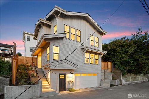 3245 13th Ave W, Seattle, WA, 98119-1724 | Card Image