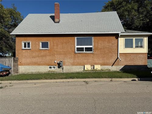 580 Maple Street W, Moose Jaw, SK, S6H4X1 | Card Image
