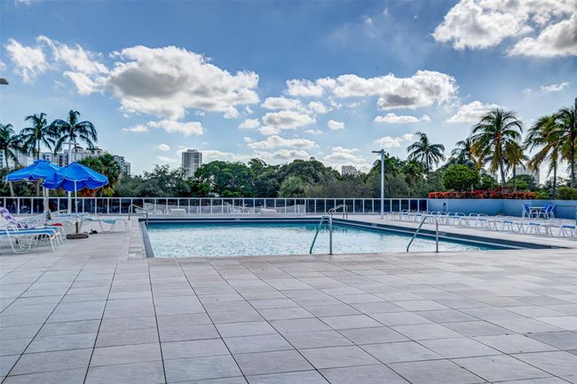 1506 - 3675 N Country Club Dr, Condo with 2 bedrooms, 2 bathrooms and null parking in Aventura FL | Image 35