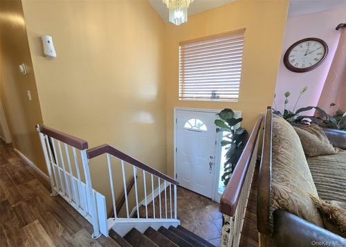 54 Beacon St, Shirley, NY, 11967-3652 | Card Image