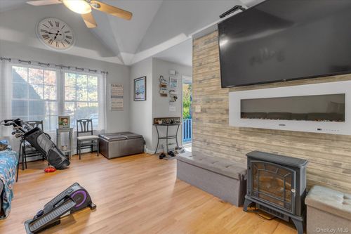 17 Ostend Cir, Shirley, NY, 11967-2464 | Card Image