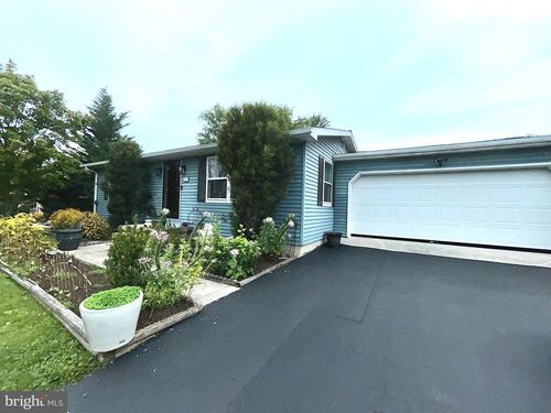4 Corey Ln, NEW OXFORD, PA, 17350-9575 | Card Image