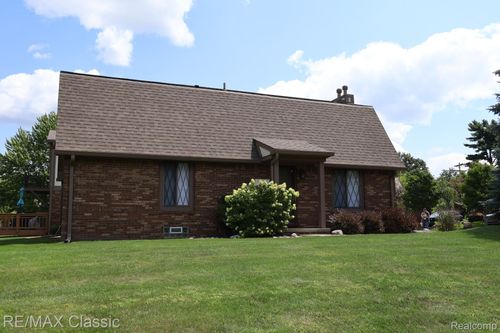 1961 Pondview Ct, Rochester Hills, MI, 48309-3304 | Card Image