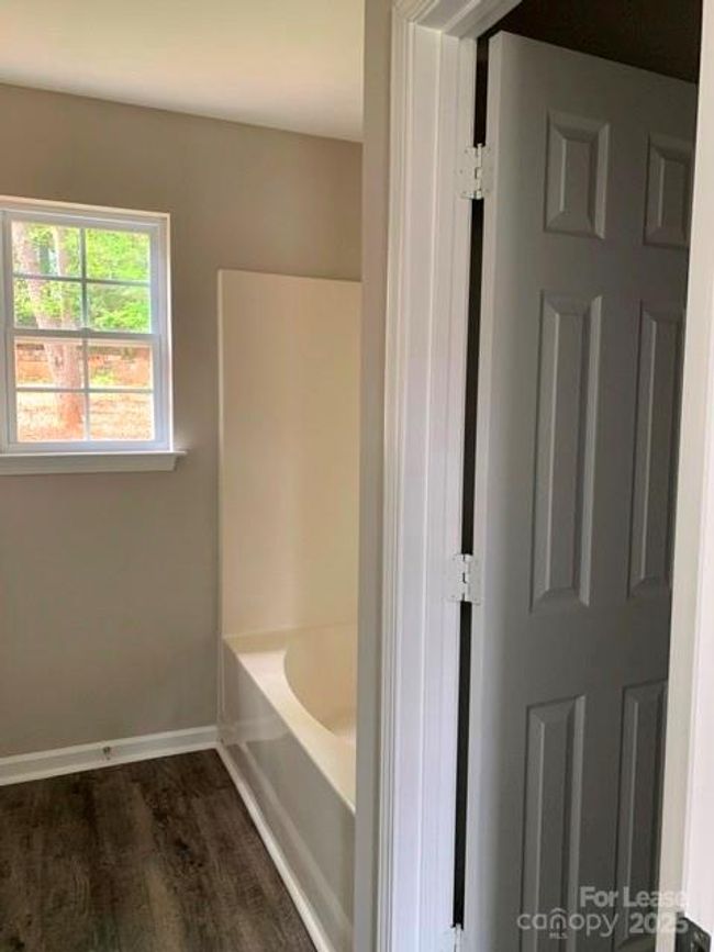 914 Berryhill Rd, House other with 4 bedrooms, 2 bathrooms and null parking in Charlotte NC | Image 6