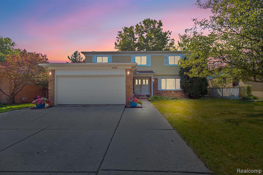 Crestline Dr, Troy, MI 48083