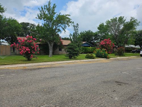 429 Moonwind Dr, Uvalde, TX, 78801-3131 | Card Image