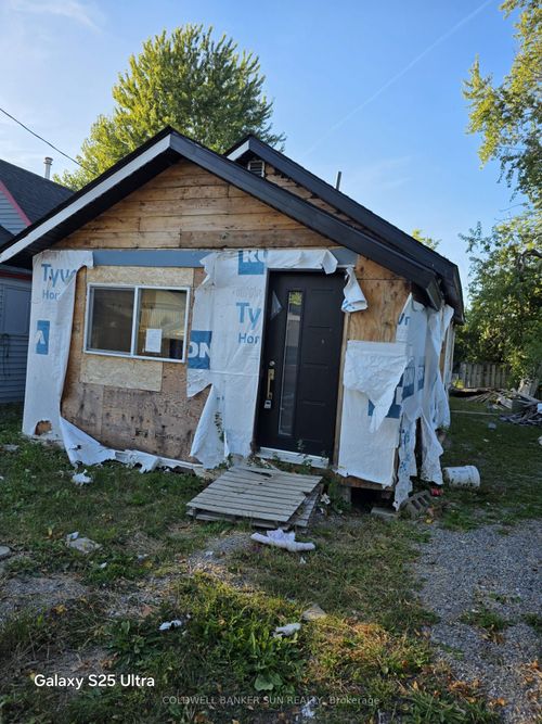 16 Maccabee Ave, Fort Erie, ON, L2A1C8 | Card Image