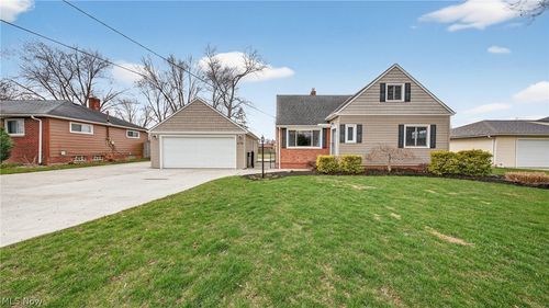 6716 Charles Rd, North Olmsted, OH, 44070-4707 | Card Image