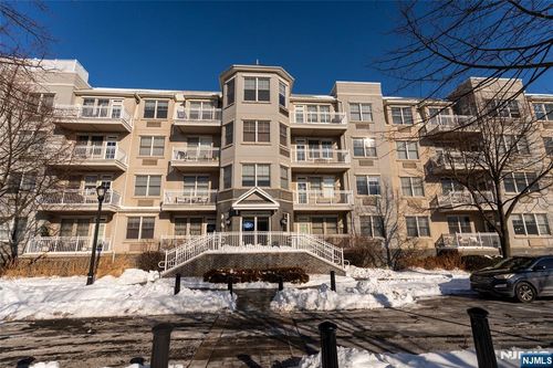 30 Freedomway, Jersey City, NJ, 07305-6401 | Card Image