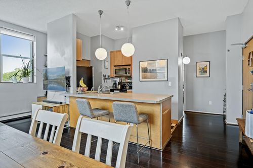 301-215 7th Street Ne, Minneapolis, MN, 55413 | Card Image