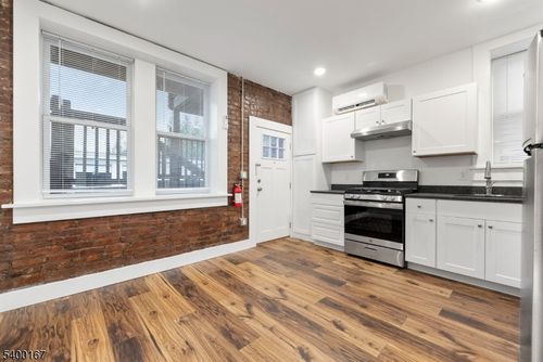 r-200 Forest St, Montclair, NJ, 07042-3911 | Card Image