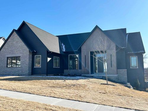 4545 Woodland Dr, Bettendorf, IA, 52722-1511 | Card Image