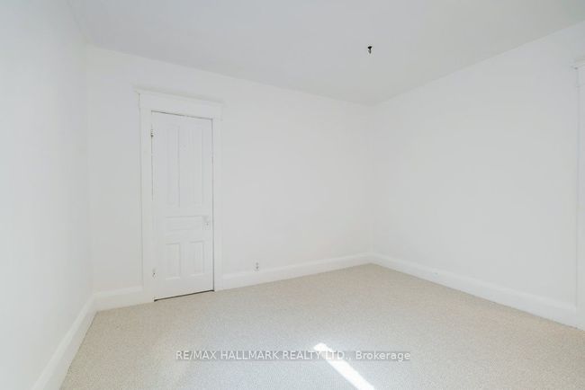 935 Kingston Rd, Home with 3 bedrooms, 2 bathrooms and 2 parking in Toronto ON | Image 9
