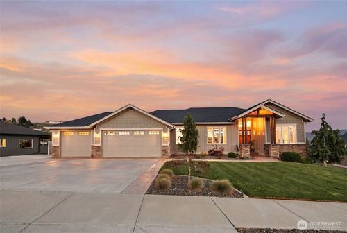 850 Autumn Crest Dr, Wenatchee, WA, 98801-3889 | Card Image