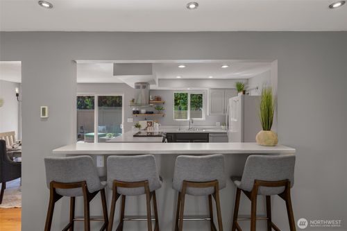 10527 Beardslee Boulevard, Bothell, WA, 98011 | Card Image