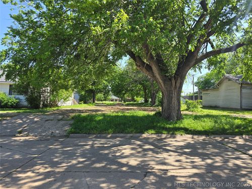 1117 E Maple St, Cushing, OK, 74023-2823 | Card Image