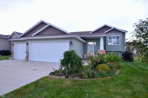 2002 35th Street Cir S, Moorhead, MN, 56560-8133 | Card Image