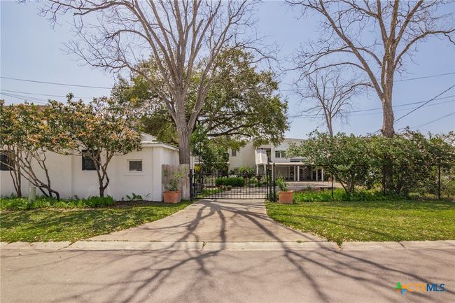 110 - 102 N Courthouse Sq, House other with 6 bedrooms, 4 bathrooms and null parking in Goliad TX | Image 48