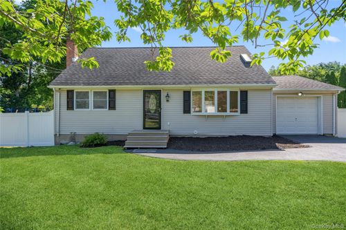 325 Harrison Ave, Miller Place, NY, 11764-3429 | Card Image