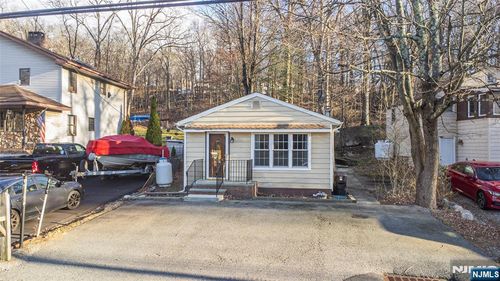 354 Maxim Dr, Hopatcong, NJ, 07843-1701 | Card Image