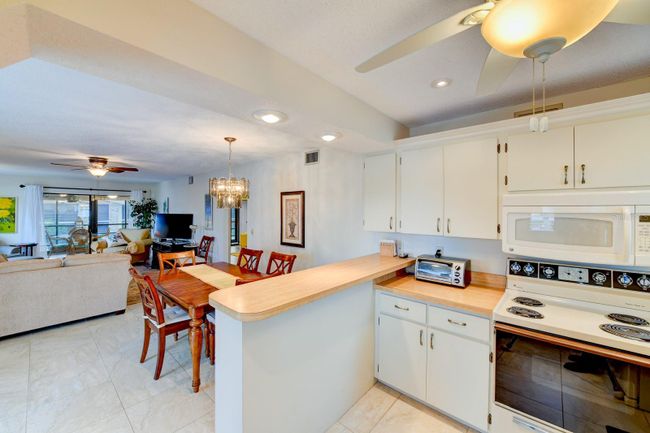 9I - 5400 34th Street W, Condo with 2 bedrooms, 2 bathrooms and null parking in Bradenton FL | Image 4