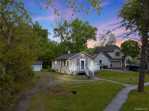 811 Miller Rd, Lake Orion, MI, 48362-3663 | Card Image