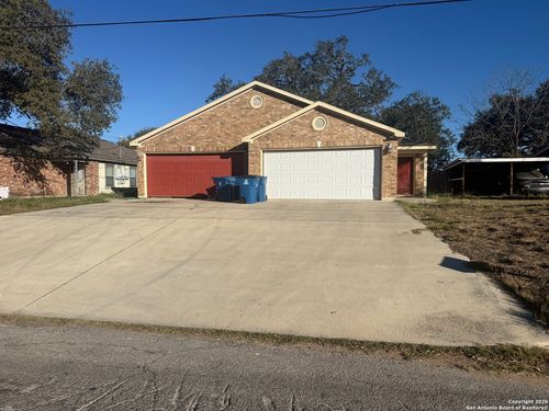 707 Dallas St, Pleasanton, TX, 78064-1913 | Card Image