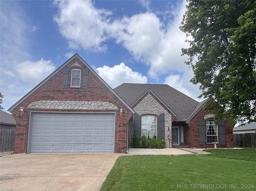 8037 Vintage Trace Dr, Claremore, OK, 74019-7511 | Card Image