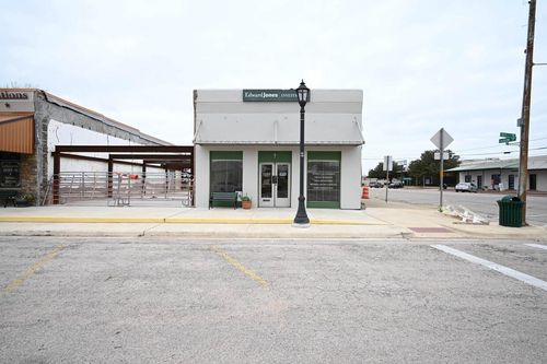805 12th St, Hempstead, TX, 77445-5164 | Card Image