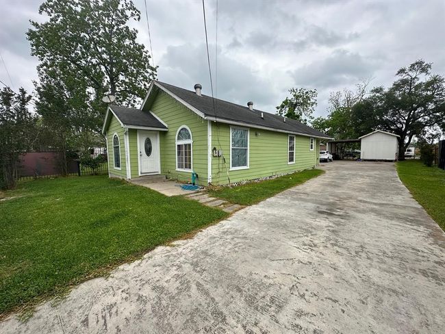 Secured with a heavy fence and driveway gate, makes this a fortress! | Image 14