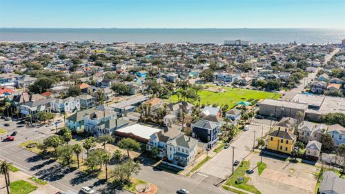 1927 Broadway St, Galveston, TX, 77550-4617 | Card Image