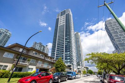 3304 - 6537 Telford Ave, Condo with 3 bedrooms, 2 bathrooms and 1 parking in Burnaby BC | Image 1