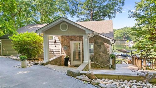 208 Island View Rd, Mount Holly, NC, 28120-9707 | Card Image