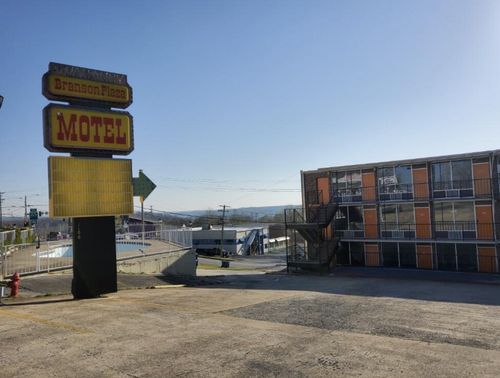 1106 W 76 Country Blvd, Branson, MO, 65616-2209 | Card Image