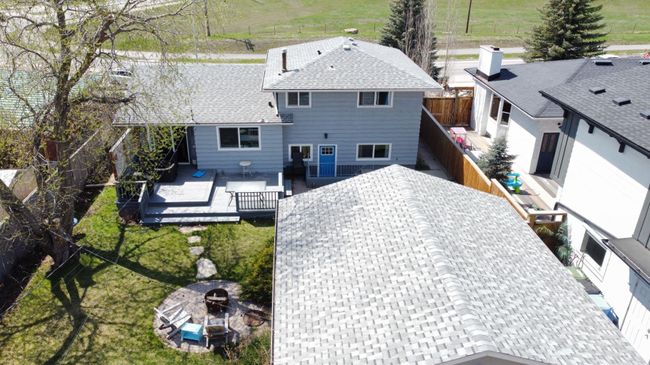 5620 37 Street Sw, Home with 6 bedrooms, 2 bathrooms and 2 parking in Calgary AB | Image 2