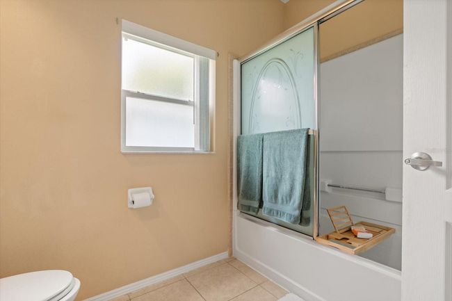 Guest Bath Tub/Shower/Glass Doors | Image 20