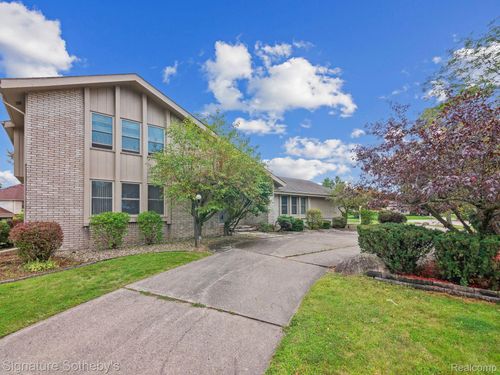 1821 Argosy Ct, Bloomfield Township, MI, 48302-2501 | Card Image